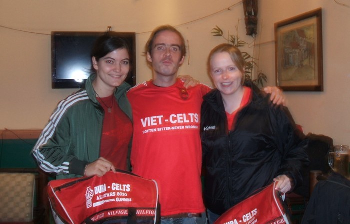 Claire Coughlan (phải) và Tara MacMahon, đạt danh hiệu nữ cầu thủ xuất sắc nhất châu Á năm 2010 tại Hồng Kông, và James Kiernan, Chủ tịch Câu lạc bộ VietCelts.